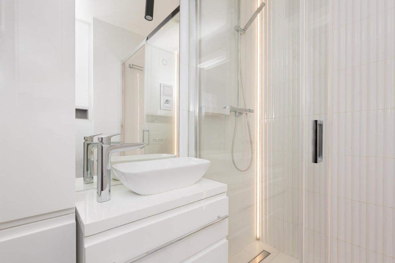 Apartament Bielany: Metro-Adjacent with Catered Meals & Parking Warsaw Exterior photo